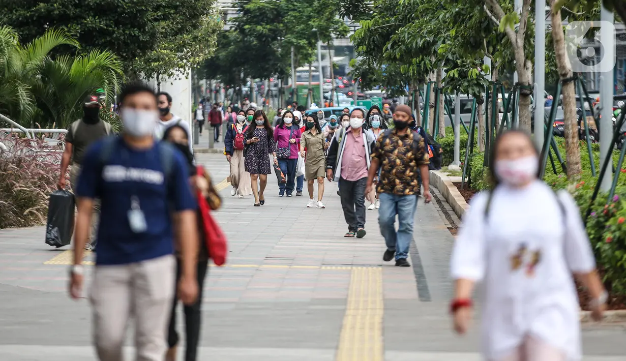 Suasana jam pulang kerja di jalur pedestrian kawasan Sudirman, Jakarta, Senin (22/6/2020). Pemprov DKI Jakarta menerapkan perubahan sif kerja untuk mengurangi kepadatan lalu lintas dan transportasi umum pada masa PSBB transisi. (Liputan6.com/Faizal Fanani).