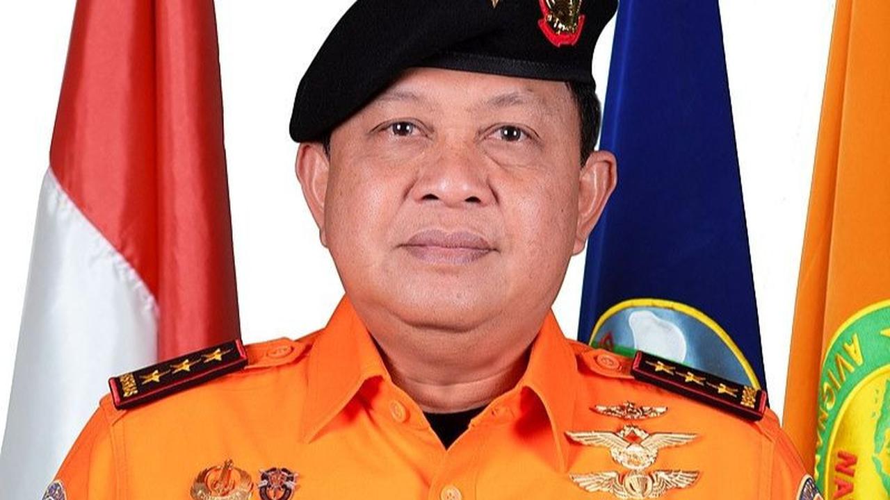 Komisi Pemberantasan Korupsi (KPK) menyerahkan Kepala Basarnas Marsdya Henri Alfiandi dan Letkol Adm Afri Budi Cahyanto yang terlibat kasus suap ke Puspom TNI.