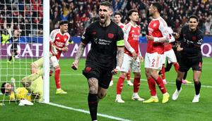 Gelandang Bayer Leverkusen asal Jerman bernomor punggung 08, Robert Andrich, merayakan gol pertama timnya selama pertandingan leg pertama babak 16 besar Liga Champions UEFA antara Bayer 04 Leverkusen vs Arsenal di Leverkusen, Jerman bagian barat, pada 12 Maret 2026. (UWE KRAFT/AFP)