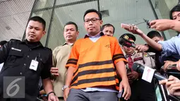 Ekspresi Budi Rachmat Kurniawan (BRK) saat keluar dari gedung KPK, Jakarta, Kamis (6/8/2015). BRK ditahan usai menjalani pemeriksaan KPK karena diduga terlibat korupsi pembangunan diklat pelayaran Sorong tahap 3. (Liputan6.com/Helmi Afandi)