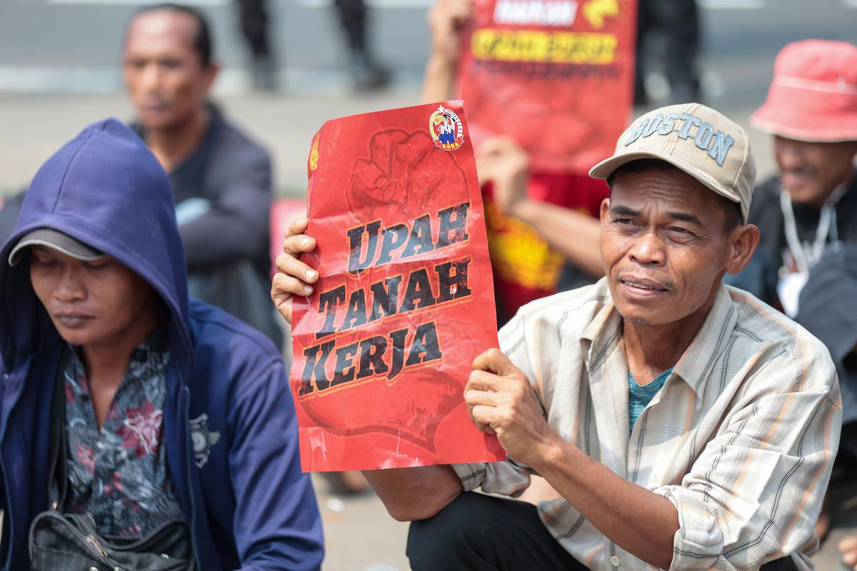 Petani Bawa Hasil Kebun Gelar Aksi di Depan DPR