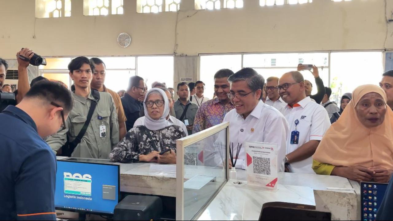 meninjau penyaluran Bantuan Subsidi Upah (BSU) di Kantor Pos Makassar Jalan Slamet Riyadi