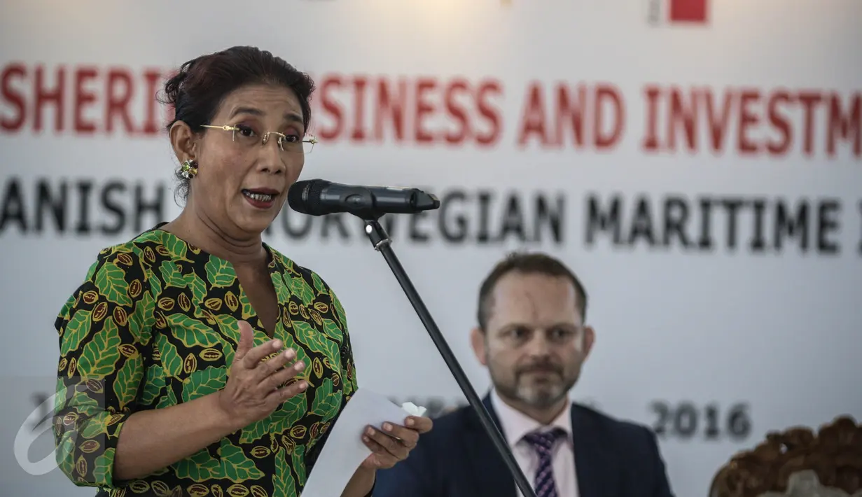 Menteri Kelautan dan Perikanan Susi Pudjiastuti memberikan sambutan dalam kegiatan Marine and Fisheries Business and Investment Forum di Kantor KKP, Jakarta, Senin (28/11). Kegiatan itu dihadiri pula Menhub Budi Karya Sumadi. (Liputan6.com/Faizal Fanani)