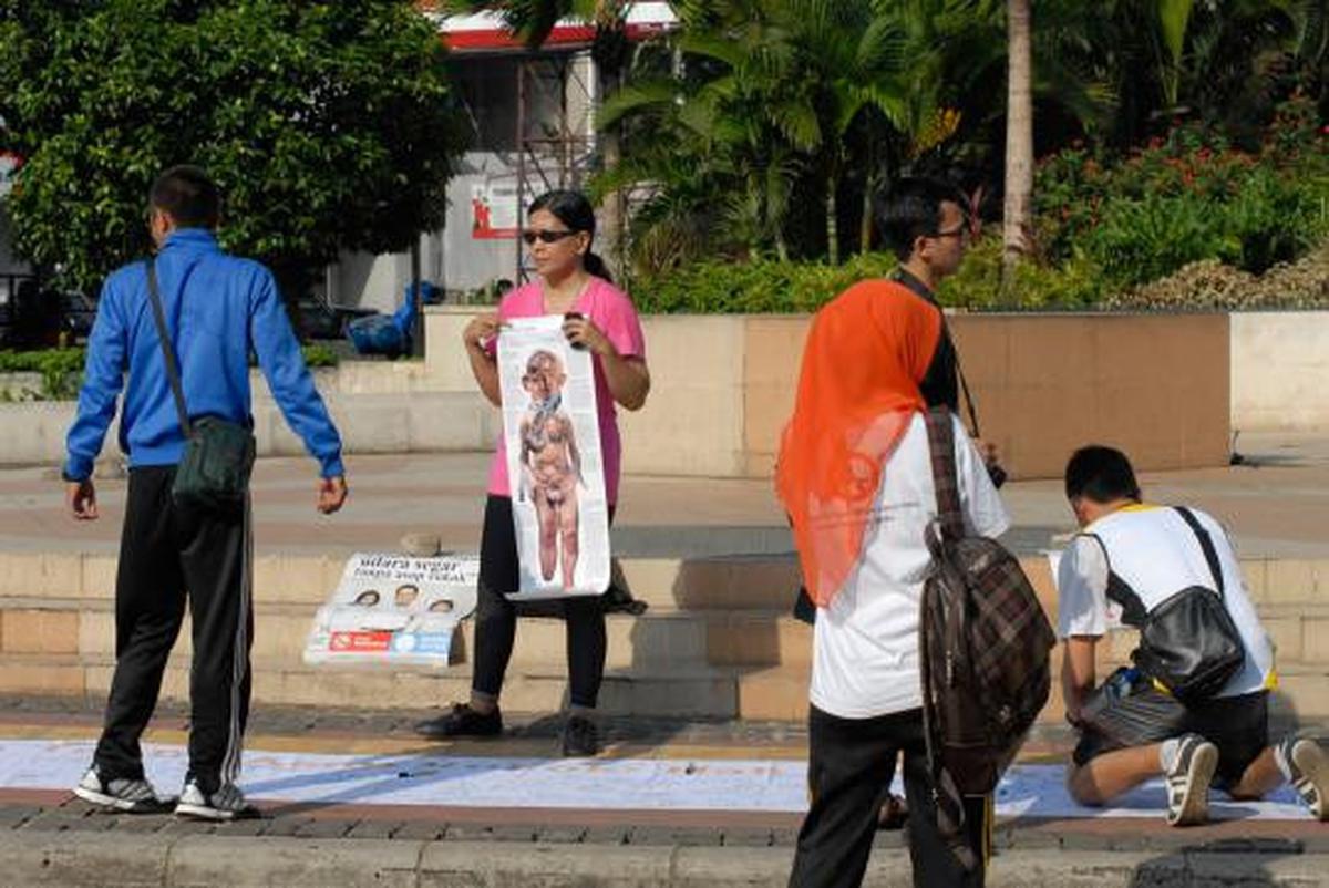 Aksi kampanye anti asap rokok di HI