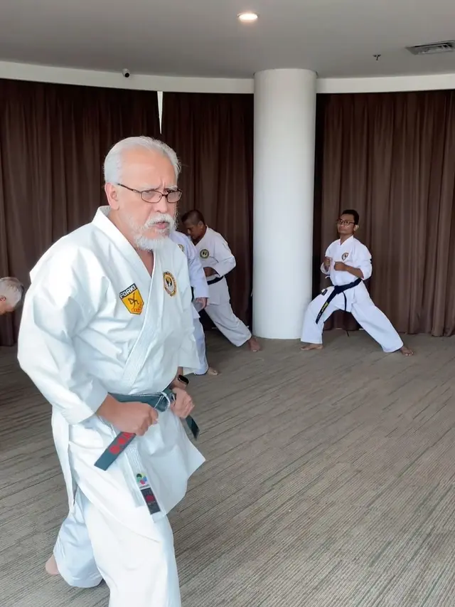 Jadi Rutinitas Sebelum Konser, Ini 8 Potret Iwan Fals Latihan Karate