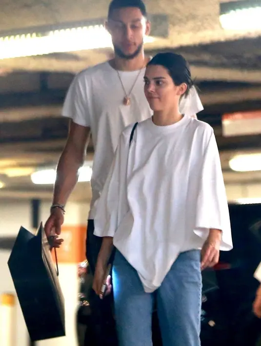 Beberapa waktu lalu, Kendall Jenner pun terlihat bermesraan dengan Ben saat merayakan ulang tahunnya. (Celeb Mafia)