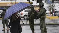 Tentara menjaga area dekat TV Ekuador, tempat debat presiden akan diadakan di Quito, Ekuador, Minggu, 13 Agustus 2023. (AP Photo/Dolores Ochoa