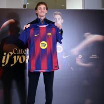 Pemain Inggris, Anthony Gordon, berpose saat presentasi resminya sebagai pemain baru FC Barcelona di Palau Blaugrana Arena di Barcelona, ​​pada 29 Mei 2026. (Josep LAGO/AFP)