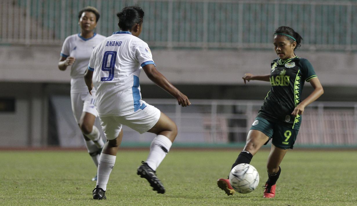 Striker Tira Persikabo Putri, Hanipah Halimatusyadiah, berebut bola dengan pemain PSIS Semarang pada lanjutan laga Liga 1 Purtri 2019 di Stadion Pakansari, Bogor, Kamis (7/11). Tira Persikabo Putri menang 2-0 atas PSIS Semarang. (Bola.com/Yoppy Renato)