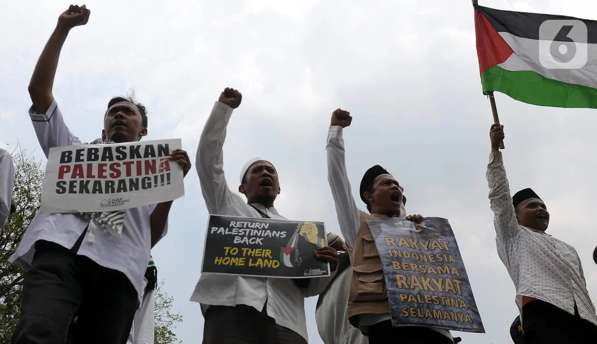 Aksi damai Aqsa Working Group (AWG) di depan Kedutaan Besar Amerika Serikat, Jakarta, Rabu (11/10/2023). Aksi yang diikuti ratusan orang tersebut mengajak kaum muslimin agar bersatu bersama membela Masjid Al Aqsa dan mendukung perjuangan rakyat Palestina. (merdeka.com/Imam Buhori)