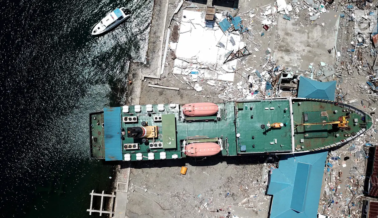 Pandangan udara, sebuah kapal KM Sabuk Nusantara 39 terseret ombak akibat tsunami Pelabuhan Wani, Donggala, Sulawesi Tengah Kamis (4/10). Kapal yang sedang bersandar terbawa arus hingga 70 meter. (Liputan6.com/Fery Pradolo)