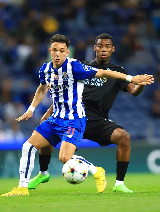 <p>Pemain Club Brugge Raphael Onyedika (kanan) berebut bola dengan pemain FC Porto Pepe pada pertandingan sepak bola Grup B Liga Champions di Stadion Dragao, Porto, Portugal, 13 September 2022. Brugge berhasil mengalahkan Porto dengan skor 4-0. (AP Photo/Luis Vieira)</p>