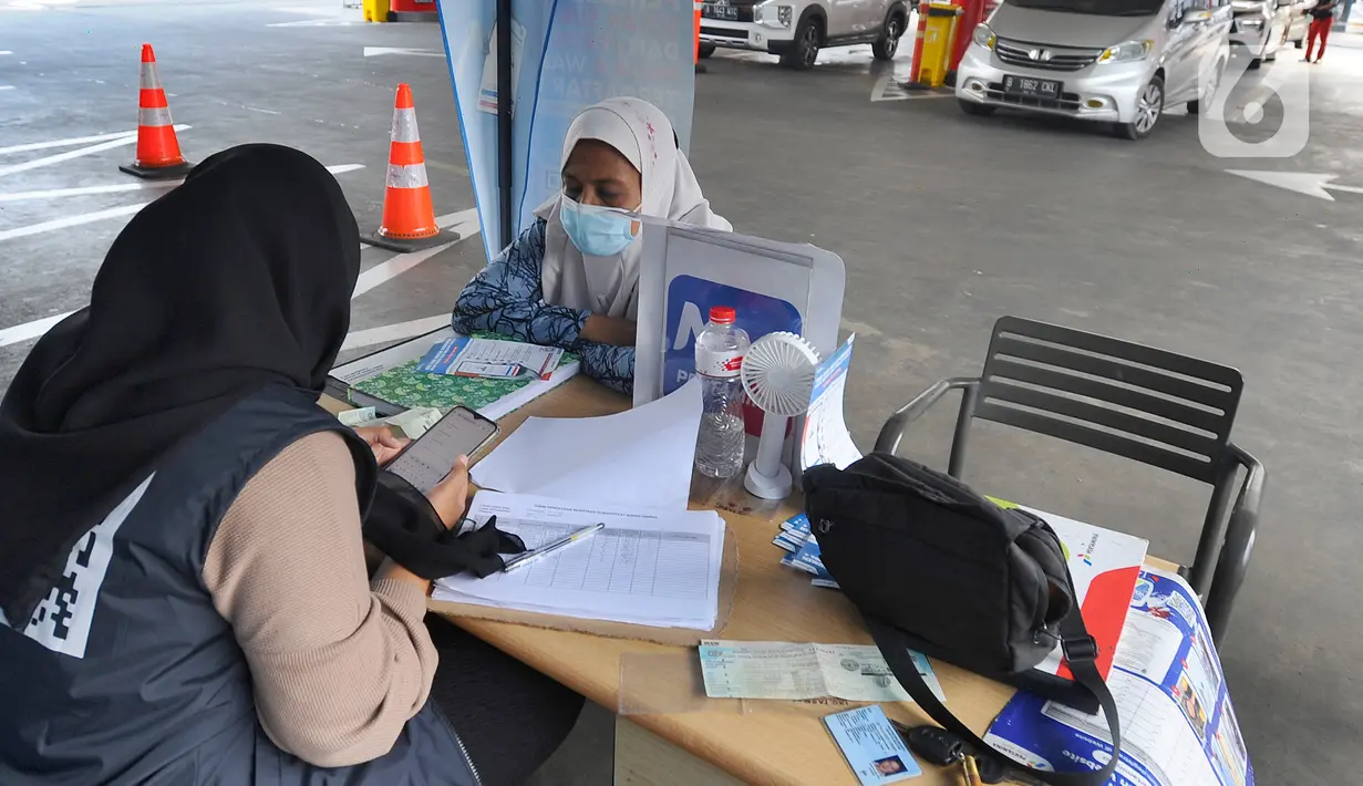 Petugas melayani warga yang mendaftar untuk pembelian bahan bakar minyak (BBM) jenis Pertalite dan Solar subsidi untuk kendaraan roda empat di SPBU Pertamina 31.124.02 di kawasan Fatmawati, Jakarta, Rabu (27/7/2022). PT Pertamina (Persero) mencatat konsumen yang mendaftarkan kendaraannya sebagai pengguna BBM jenis Pertalite dan Solar subsidi terus meningkat hingga mencapai 220 ribu kendaraan. (merdeka.com/Arie Basuki)