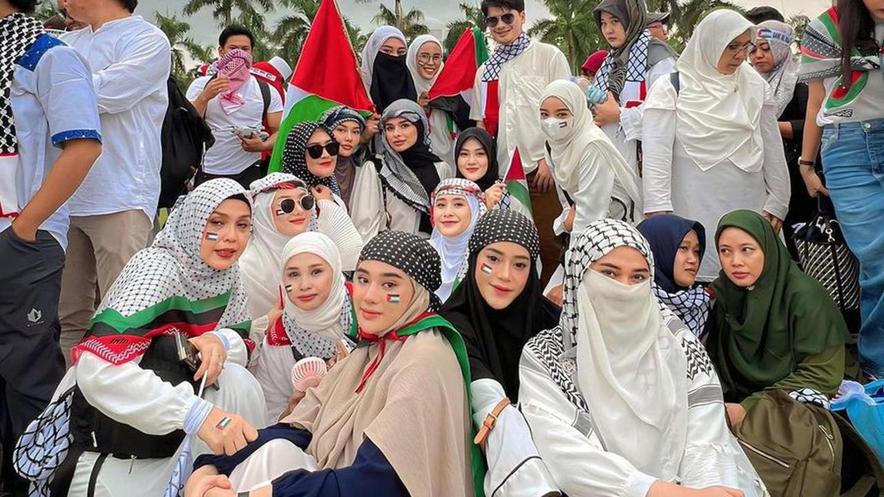Bersama Rekan Artis Lainnya