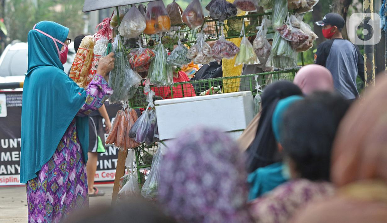 Pembeli memilih sayuran saat berbelanja di pedagang sayur keliling di Taman Anyelir 3, Depok, Selasa (28/4/2020). Warga di wilayah Taman Anyelir 3 menerapkan pembatasan jarak fisik agar tidak terjadi penumpukan pelanggan sebagai upaya pencegahan penyebaran virus corona (Liputan6.com/Herman Zakharia)