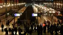 Penumpukan penumpang terjadi di Stasiun Gare du Nord, Paris, Prancis, Selasa (3/4). Kereta di penjuru Perancis mulai berhenti ketika serikat pekerja melakukan mogok massal. (AP Photo/Thibault Camus)