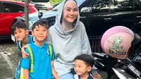 Gaya Zaskia Adya Mecca Antar Anak Sekolah Hari Pertama, Tampil Casual Naik Motor