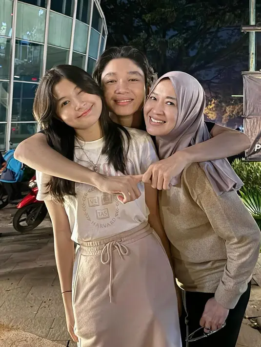 Hak asuh anak, Miro Materazzi Gunawan jatuh ke tangan Okie. Sementara, Gunawan berkewajiban memberikan nafkah sebesar Rp 5 juta setiap bulan. [Instagram/okieagustina_]