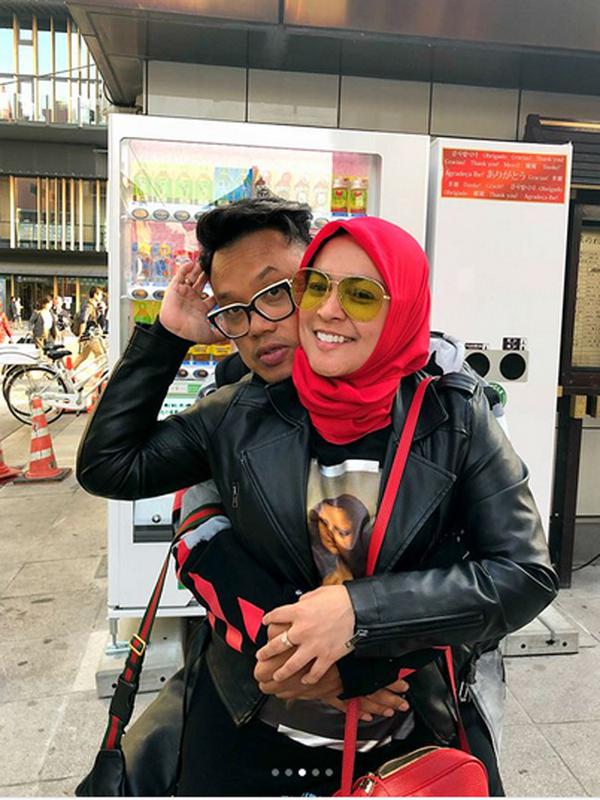Cinta Kuya dan Astrid saat berpose di salah satu destinasi wisata di Sensoji. Potret kemesraan dan keharmonisan keluarga ini begitu terlihat. Seperti diketahui, pasangan ini salah satu yang dikenal romantis dan harmonis. (instagram/astridkuya)