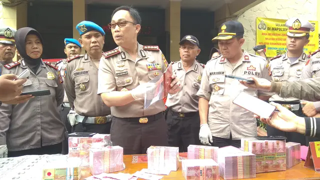 Kapolresta Bogor Kota Kombes Ulung Sampurna Jaya saat konferensi pers pengungkapan uang palsu Rp 1,8 miliar (Liputan6.com/Darno)