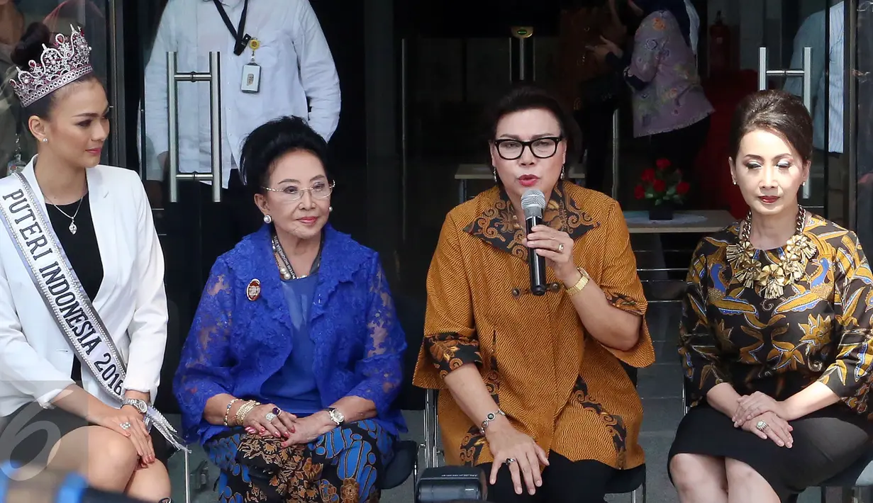 Pimpinan KPK Basaria Panjaitan memberikan keterangan saat menerima kunjungan dari Pendiri YPI Mooryati Soedibyo,  Puteri Indonesia 2016, Kezia Rislin C Warouw dan Finalis Puteri Indonesia di Gedung KPK, Jakarta, Senin (27/3). (Liputan6.com/JohanTallo)