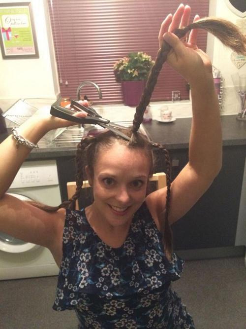 Saat kemo, ia bahkan merelakan memotong rambut cantiknya | Photo: Copyright mirror.co.uk