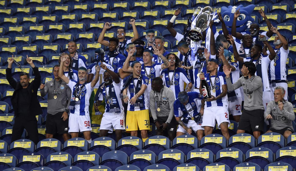 Para pemain FC Porto melakukan selebrasi usai memastikan diri menjadi juara Liga Portugal di Stadion Dragao, Senin (20/7/2020). FC Porto menjuarai Liga Portugal ini untuk yang ke-29 kalinya. (AFP/Miguel Riopa)