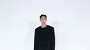 Lee Jae Wook tampil tampan mengenakan outfit serba hitam. Ia memadukan kaus dengan blazer, dan celana panjang yang semuanya berwarna hitam. [Foto: Instagram/jxxvvxxk]