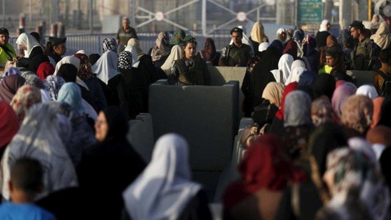Perjuangan pria Palestina panjat tembok demi Jumatan di Al-Aqsa