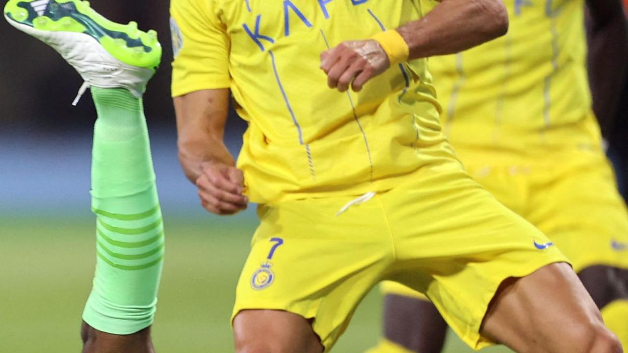 Aksi Cristiano Ronaldo ketika membuat skor pertama untuk Al Nassr ke gawang rivalnya Al Hilal.