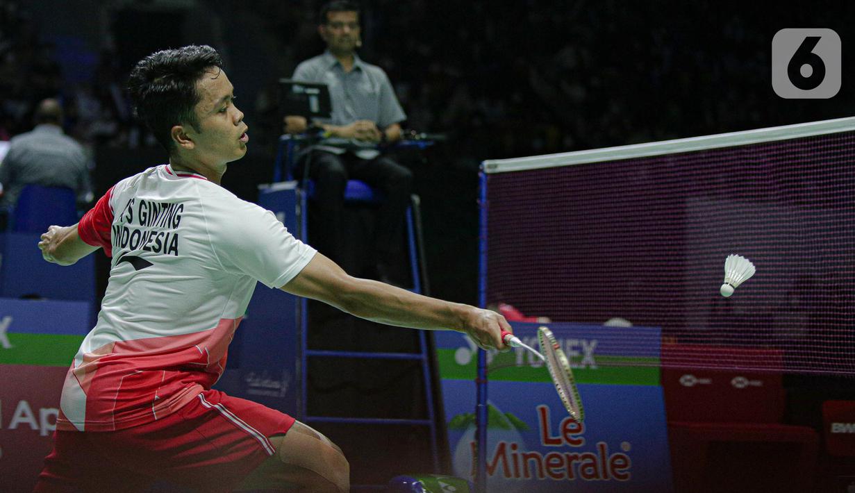 Pebulu tangkis tunggal putra Indonesia Anthony Sinisuka Ginting mengembalikan kok ke arah tunggal putra Denmark Hans Kristian Solberg Vittinghus dalam babak 16 besar East Ventures Indonesia Open 2022 di Istora Senayan, Jakarta Pusat, Kamis (16/6/2022). Anthony Ginting berhasil melaju ke perempat final setelah menang 21-17, 21-9. (Liputan6.com/Faizal Fanani)