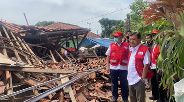 Ketua Umum Palang Merah Indonesia (PMI) Muhammad Jusuf Kalla (JK) saat meninjau lokasi gempa Cianjur, Jawa Barat. (dok PMI)