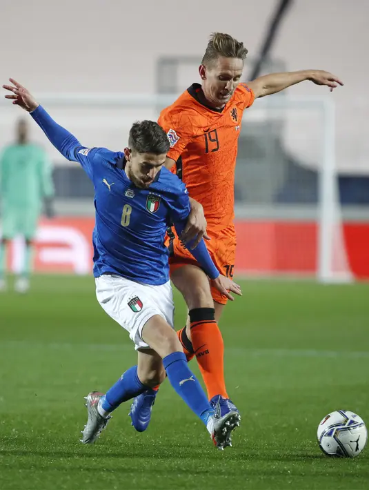 Pemain Italia Jorginho (kiri) berebut bola dengan pemain Belanda Luuk De Jong pada pertandingan UEFA Nations League di Azzurri d'Italia Stadium, Bergamo, Italia, Rabu (14/10/2020). Pertandingan berakhir dengan skor 1-1. (AP Photo/Antonio Calanni)