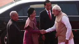 Presiden Joko Widodo (Jokowi) dan Ibu Negara RI, Iriana Joko Widodo disambut Presiden India Pranab Mukherjee dan PM India Narendra Modi (kanan) setibanya di Istana Rashtrapati Bhavan, New Delhi, Senin (12/12). (REUTERS/Adnan Abidi)
