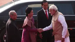 Presiden Joko Widodo (Jokowi) dan Ibu Negara RI, Iriana Joko Widodo disambut Presiden India Pranab Mukherjee dan PM India Narendra Modi (kanan) setibanya di Istana Rashtrapati Bhavan, New Delhi, Senin (12/12). (REUTERS/Adnan Abidi)