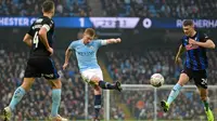 Gelandang Manchester City Kevin De Bruyne (tengah) dibayang-bayangi Will Vaulks (kiri) dan Michael Smith (kanan) saat menghadapi Rotherham United pada putaran ketiga Piala FA di Stadion Etihad, Manchester, Inggris, Minggu (6/1). (Oli SCARFF/AFP)