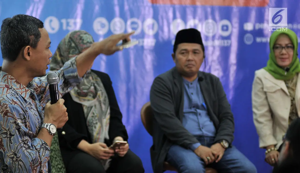 Komisioner KPU Pramono Ubaid memberikan penjelasan saat acara Ngopi Bareng Ombudsman di Ruang Serbaguna Ombudsman RI, Jakarta, Selasa (30/4/2019). Acara ini memberikan penghormatan bagi petugas KPPS yang menjadi korban sakit maupun meninggal pada Pemilu 2019. (merdeka.com/IqbalNugroho)