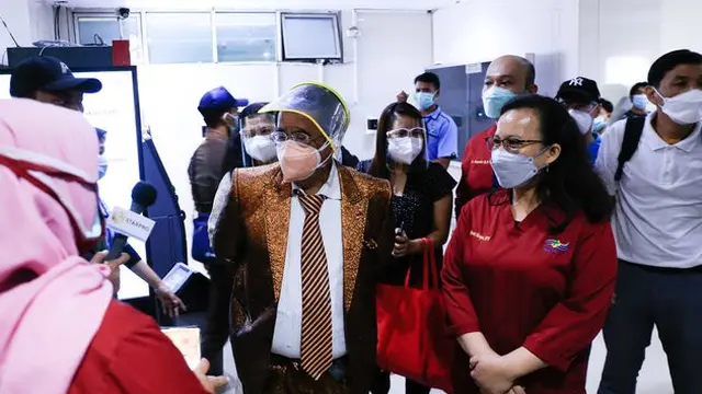 6 Potret Hotman Paris Ditemani Istri Terima Vaksin Covid-19, Penampilannya Nyentrik