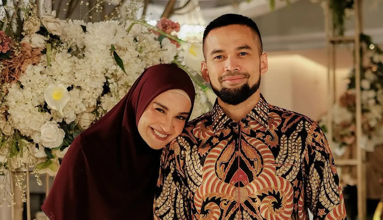 Sedangkan Shireen tampil dengan kebaya berpayet lengan panjang warna maroon, yang serasi dengan rok batik sebagai bawahan.  [@shireensungkar/@zaskiasungkar15]