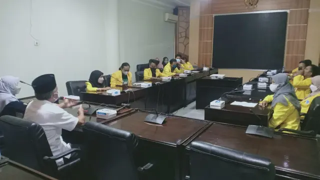 Mahasiswa UT Tuban mengadu ke DPRD soal penyaluran beasiswa Bidikmisi. (Ahmad Adirin/Liputan6.com)