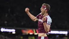 Gelandang West Ham Tomas Soucek merayakan gol pembuka untuk timnya yang dicetak ke gawang Sevilla pada leg kedua Liga Europa 2021/2022 di Stadion London, Jumat (18/3/2022) dini hari WIB. West Ham United menang dramatis atas Sevilla dengan skor 2-0. (AP Photo/Matt Dunham)