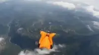 Kontes terbang dengan wingsuit digelar di Tiongkok.