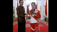 Perenang Indonesia, Jendi Panggabean (kanan) dan Presiden Joko Widodo. (Istimewa)