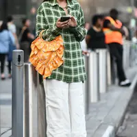 Siapa bilang flanel hanya untuk musim tertentu saja? Kamu bisa menghadirkan tampilan menarik dengan flanel kapanpun. Foto: Purewow.