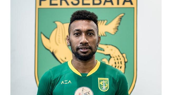 5 Gaya Trendi Patrich Wanggai di Luar Lapangan, Striker Anyar Persebaya