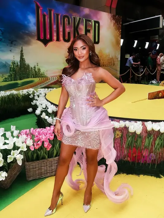 Gaun rancangan @lisaju_official tersebut hadir dengan detail korset transparan berhiaskan payet berkilauan, menambah sentuhan glamor pada penampilannya.  [@lalamarionmj].