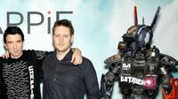 Sharlto Copley berperan sebagai Chappie, si robot yang memiliki kesadaran seperti manusia.