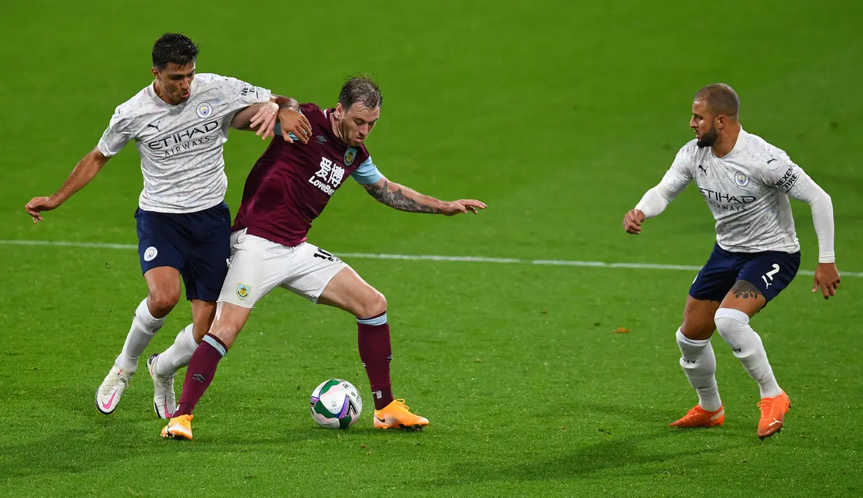 Gelandang Manchester City, Rodrigo berebut bola dengan pemain  Burnley, Ashley Barnes pada laga babak keempat Piala Liga Inggris di Turf Moor, Kamis (1/10/2020) dini hari WIB. Raheem Sterling mencetak dua gol saat Manchester City menang 3-0 atas Burnley. (Paul Ellis/Pool via AP)