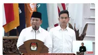 Prabowo Subianto didampingi Gibran Rakabuming Raka menyampaikan pidato usai resmi ditetapkan Komisi Pemilihan Umum Republik Indonesia (KPU RI) sebagai Presiden dan Wakil Presiden Terpilih 2024. (Tangkapan Layar YouTube KPU)