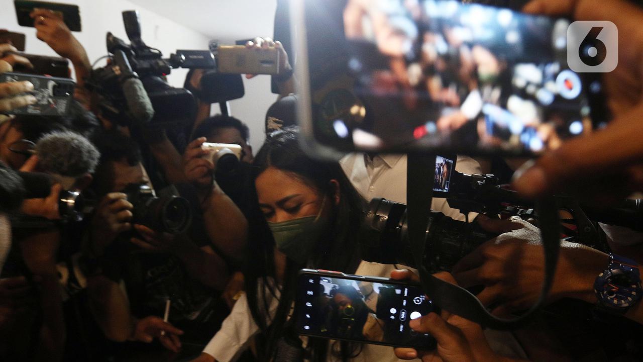 FOTO: Rachel Vennya Penuhi Panggilan Polisi Terkait Kabur Karantina